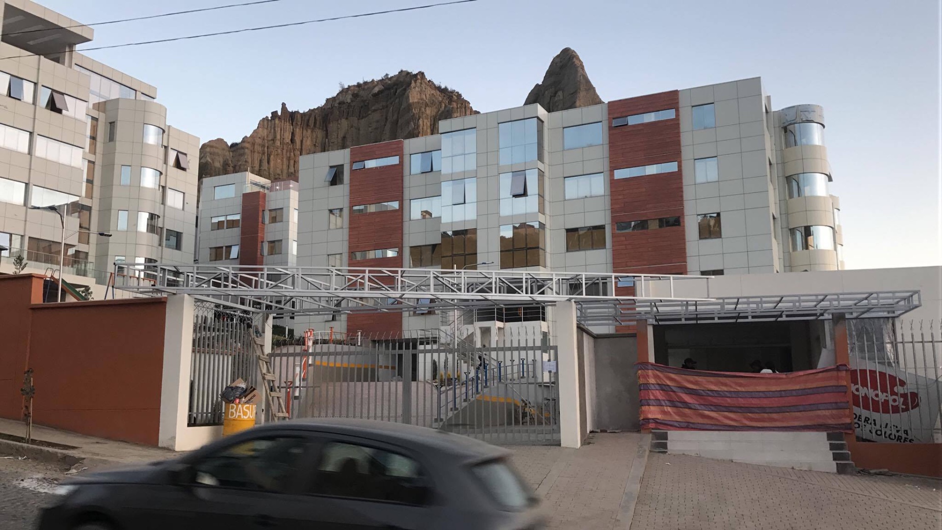 Departamento en AlquilerCondominio Vista Jardin, Av. B, entre calles 2 y 3, sector Huantaqui (a 30 segundos en auto del condominio Francia) Foto 2