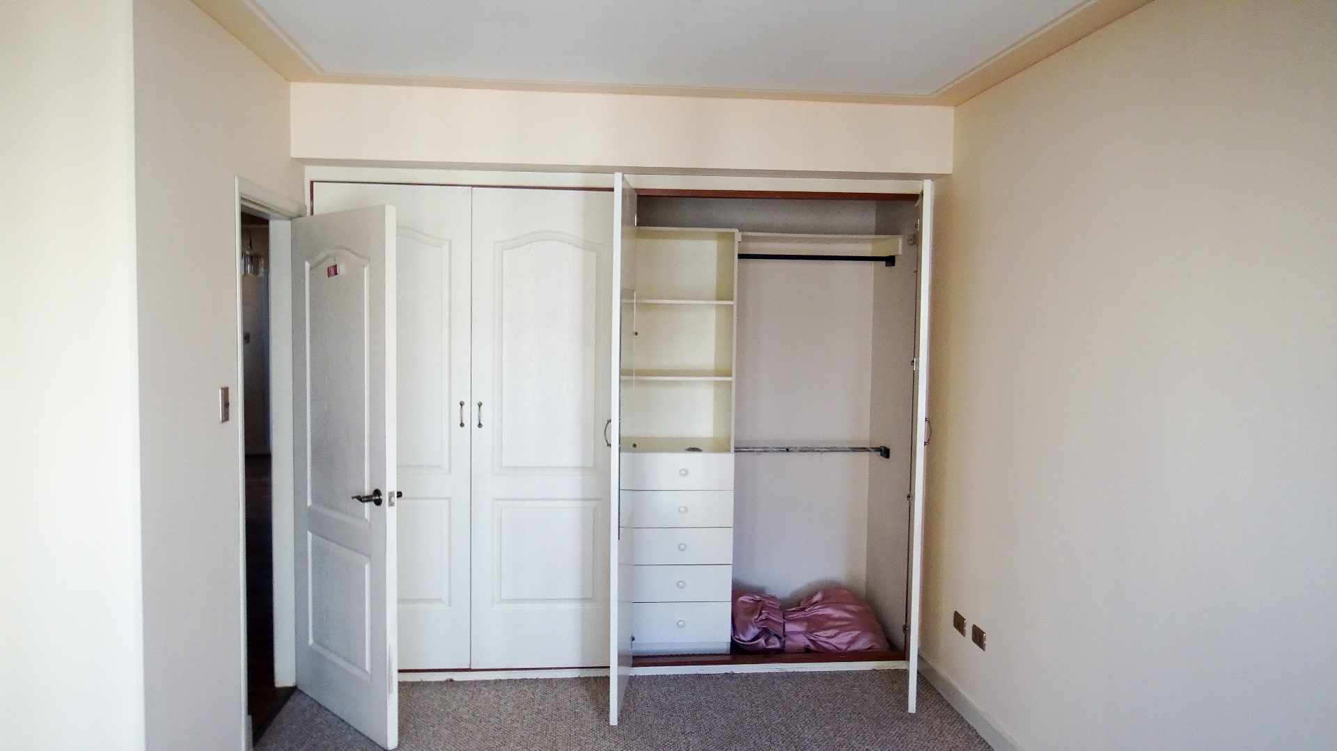 Departamento Av. Ecuador, entre Fernando Guachalla y Rosendo Gutiérrez, a unos pasos del mercado Sopocachi. Foto 5