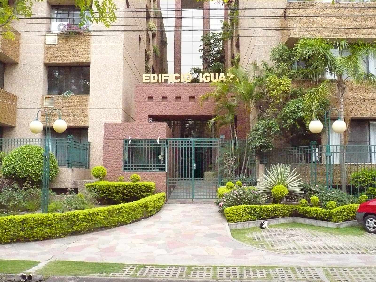 Departamento en Equipetrol en Santa Cruz de la Sierra 4 dormitorios 2 baños 2 parqueos Foto 2