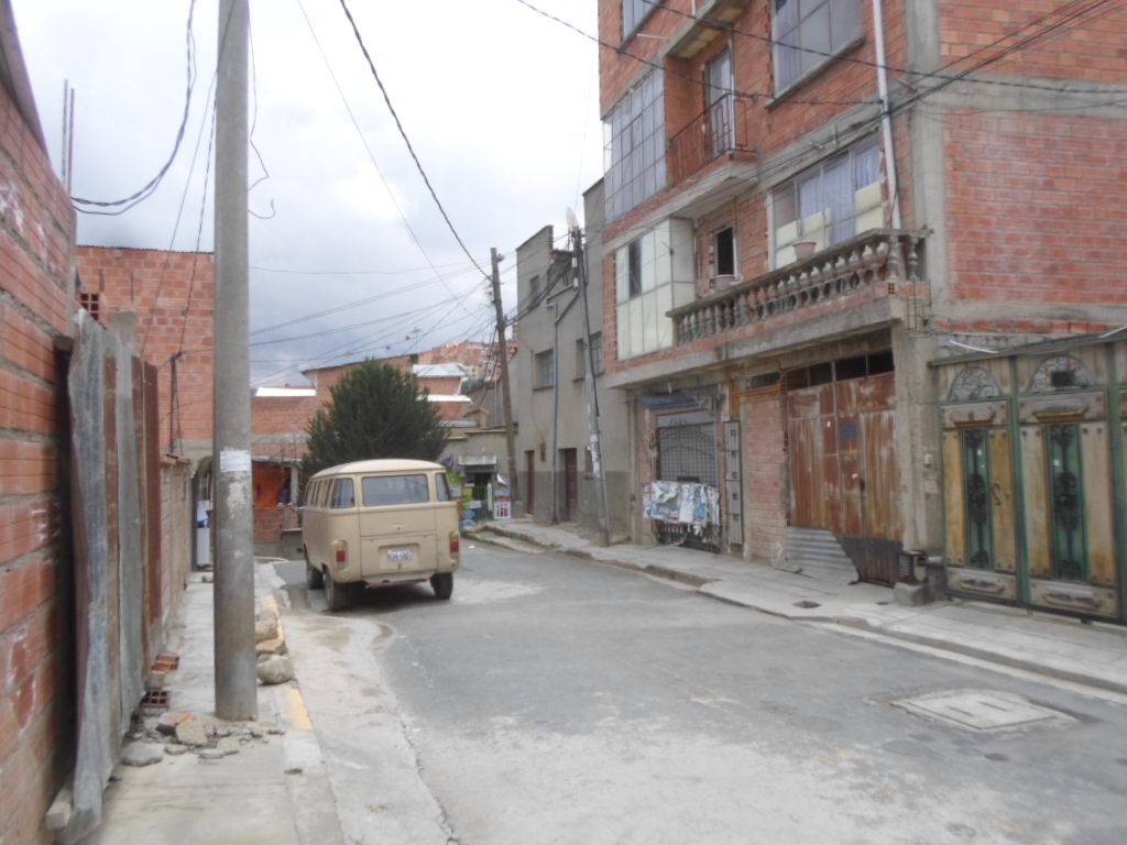Casa Calle Julian Apaza, a media cuadra de la Av. La Bandera, zona Villa Pabón, a pocos minutos del Mirador de Killi Killi Foto 7