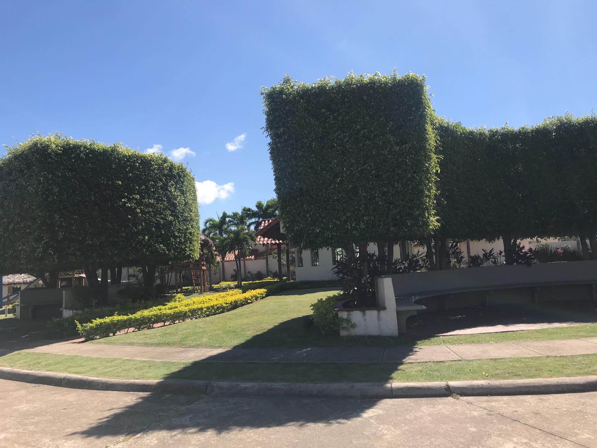 Casa en VentaZona Este, Av. Virgen Cotoca entrando por La Casona Cond. Villa Bourguese  4 dormitorios 4 baños 2 parqueos Foto 29