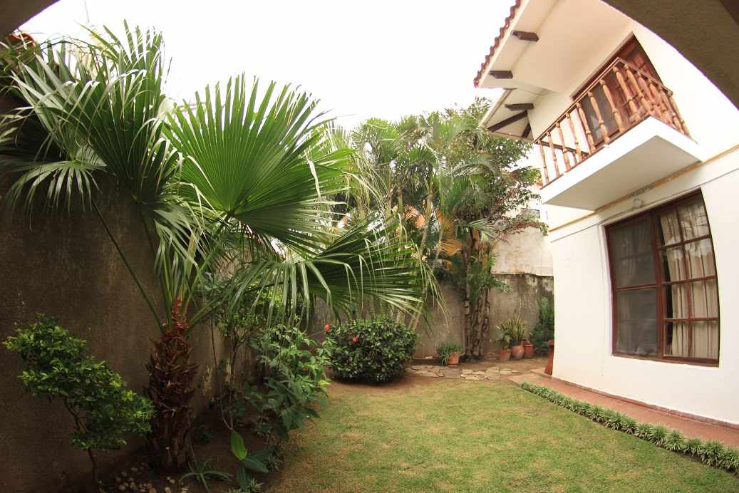 Casa en Barrio Urbari en Santa Cruz de la Sierra 4 dormitorios 4 baños 4 parqueos Foto 5