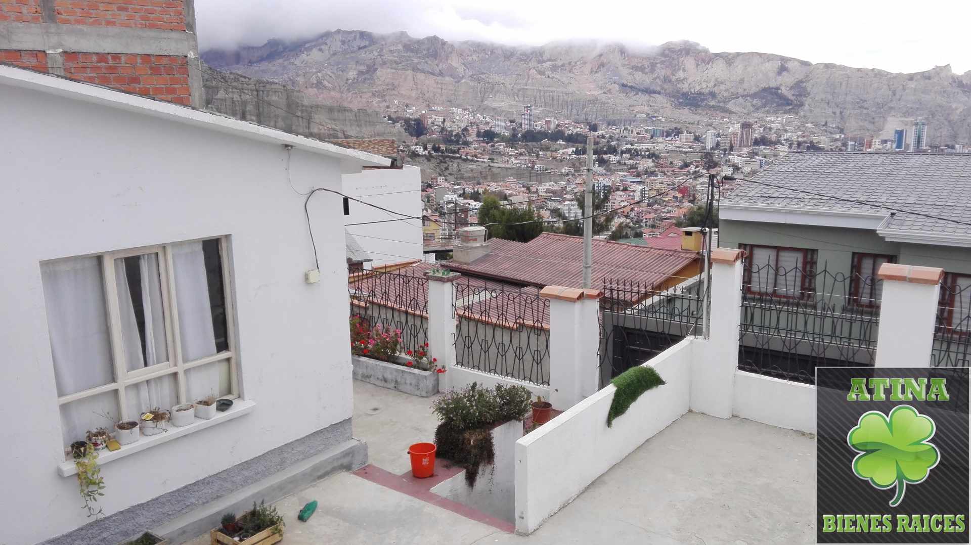Casa en Achumani en La Paz 3 dormitorios 2 baños 1 parqueos Foto 2