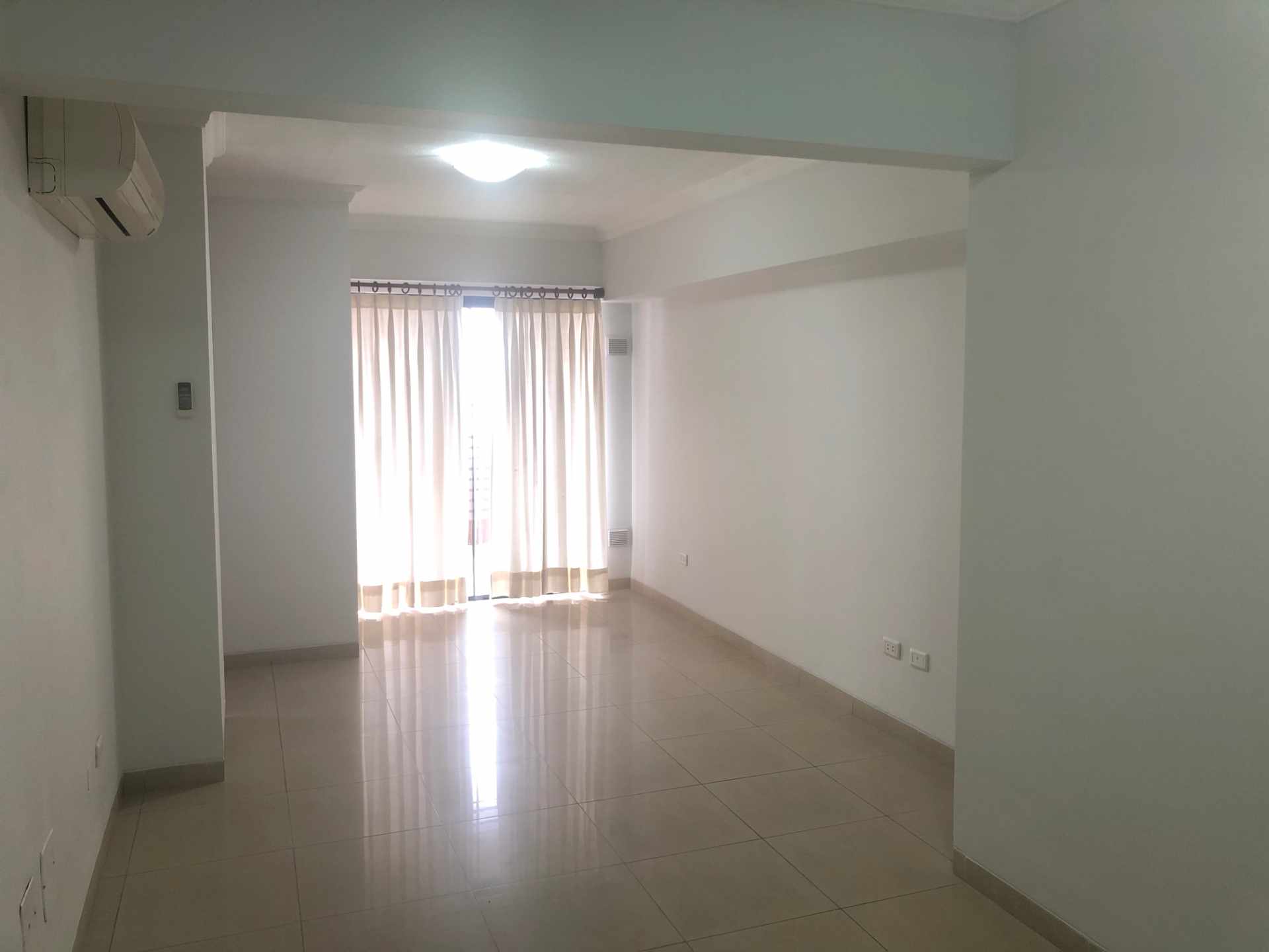 Departamento en VentaCondominio La Casona [2do. Anillo, frente a Colegio La Salle], Departamento de 1 dormitorio en venta con parqueo. [76.000$us.] 1 dormitorios 1 baños 1 parqueos Foto 4