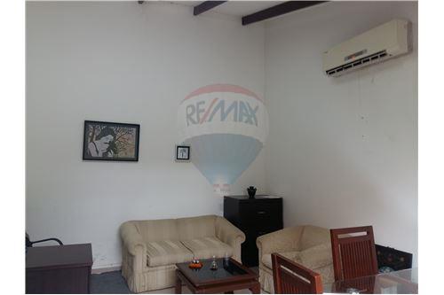 Local comercial en AlquilerShopping del Disfraz, Calle Ballivián #567 entre C Foto 2