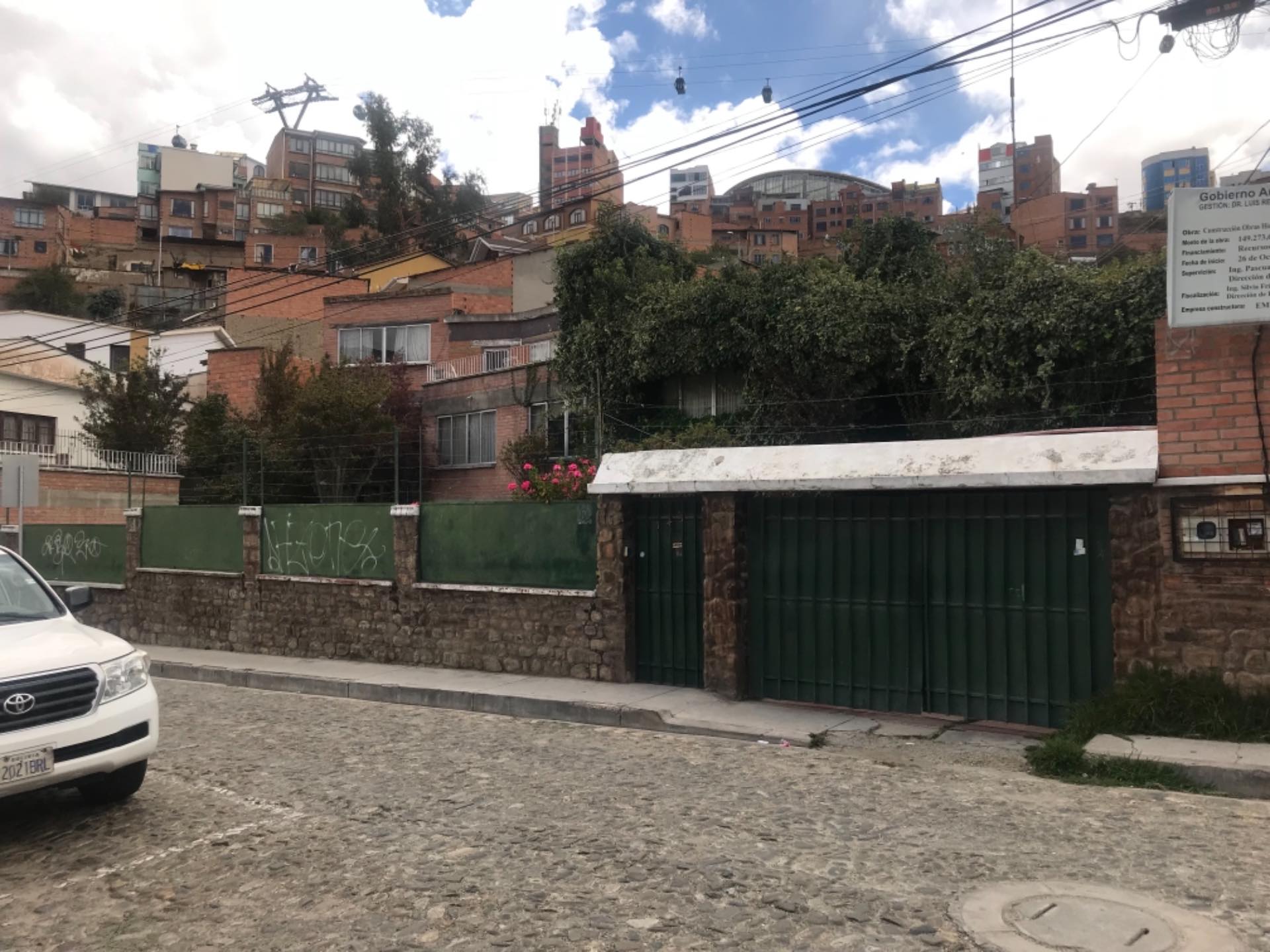 Casa en VentaObrajes calle 1 , a media cuadra de la universidad católica boliviana 7 dormitorios 4 baños 3 parqueos Foto 11