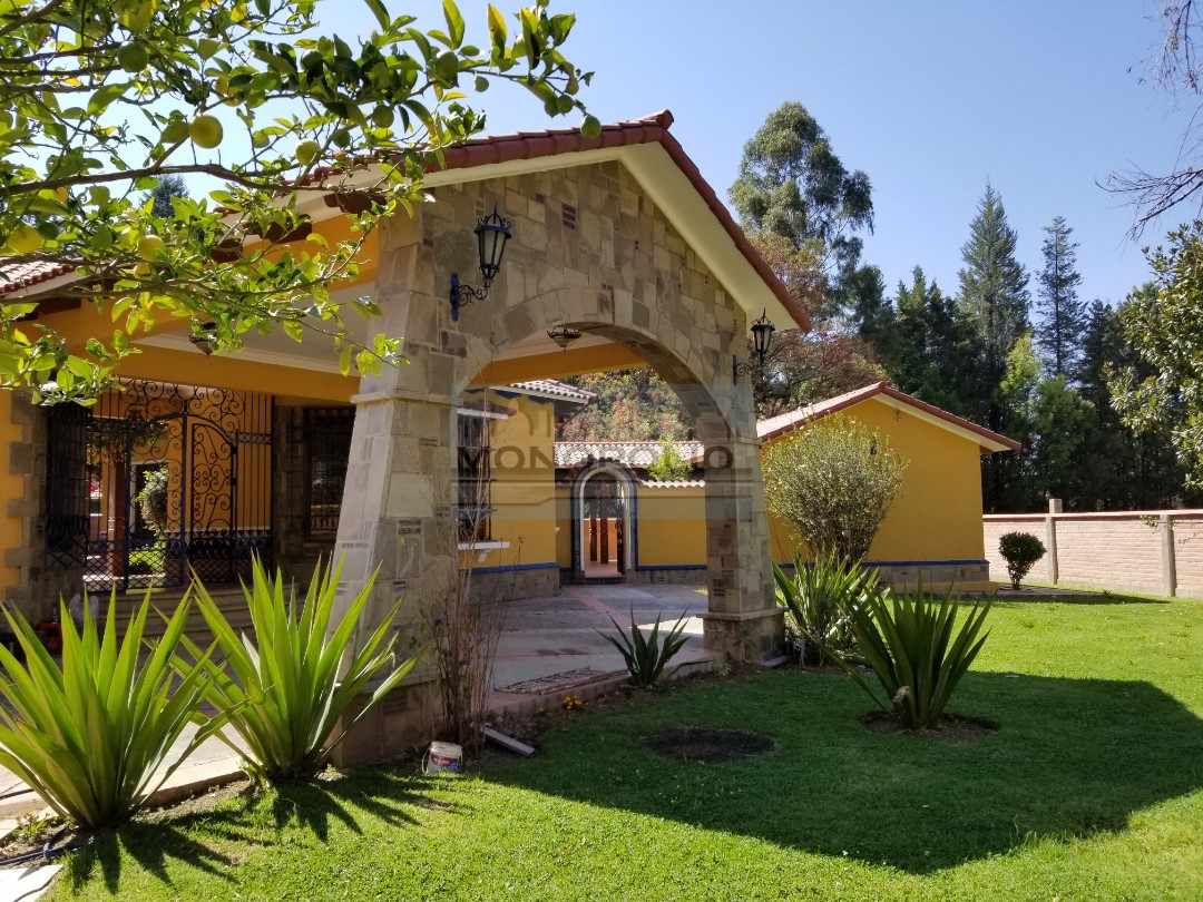 Casa en Tiquipaya en Cochabamba 6 dormitorios 5 baños 4 parqueos Foto 1
