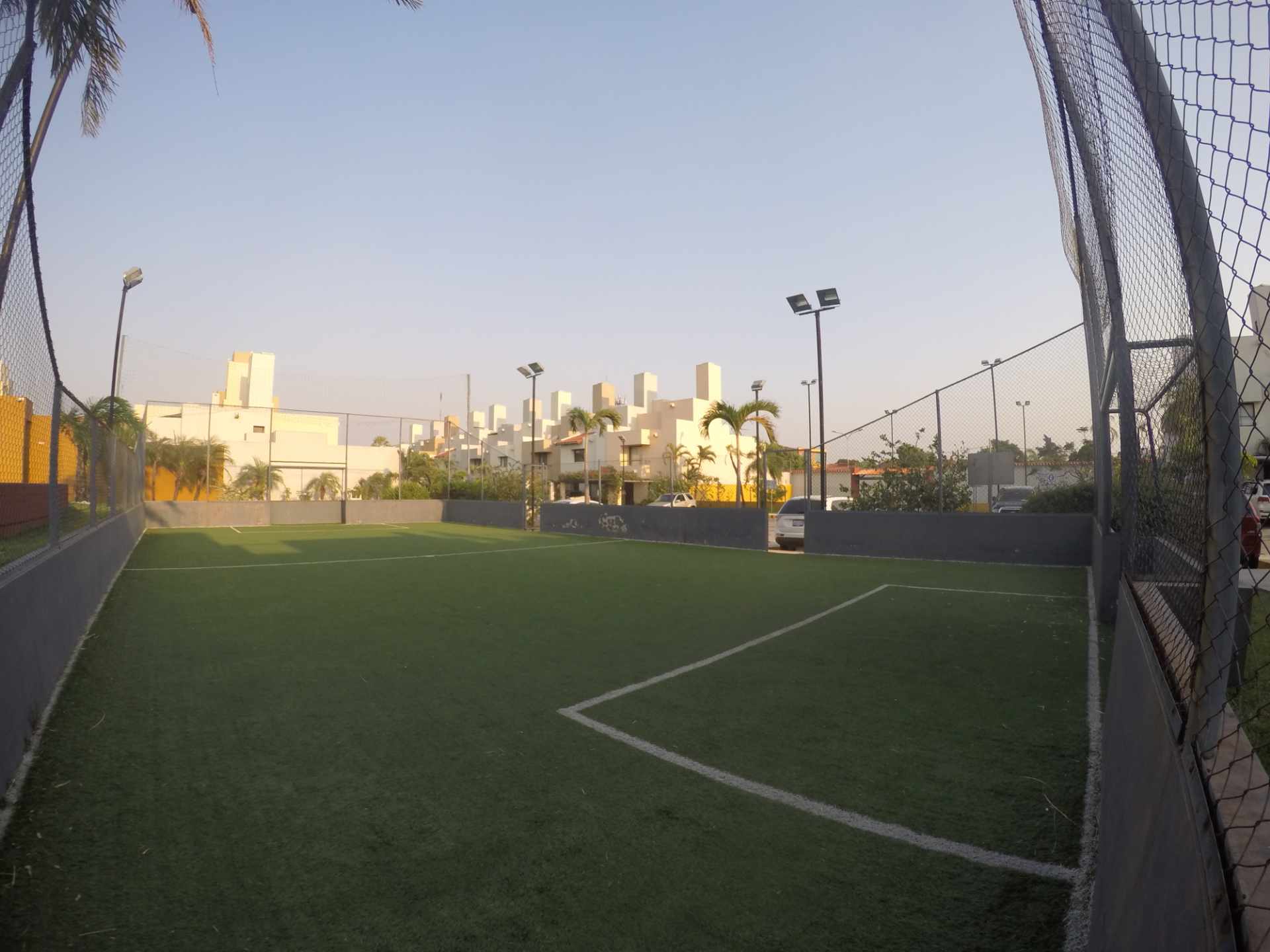 Casa Condominio Ciudad Real [Av. Busch, 3er. Anillo Interno], Penthouse amoblado en alquiler de 3 plantas, 3 dormitorios, dependencias y 2 parqueos techados. [1600$us., expensas incluidas]  Foto 7