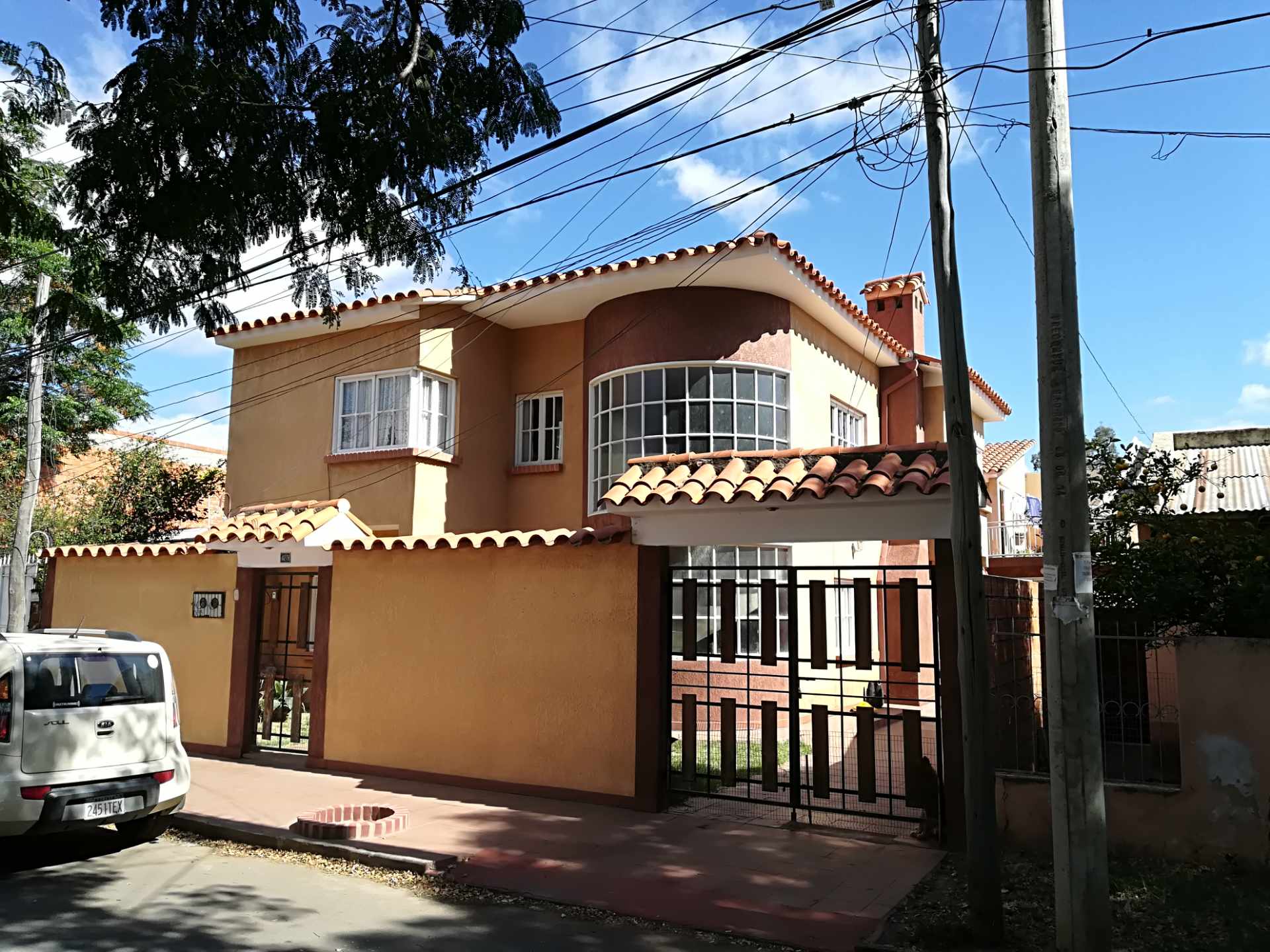 Casa en VentaAv. Libertad # 278, entre Av. 6 de Agosto y Av. San Andrés  Foto 1
