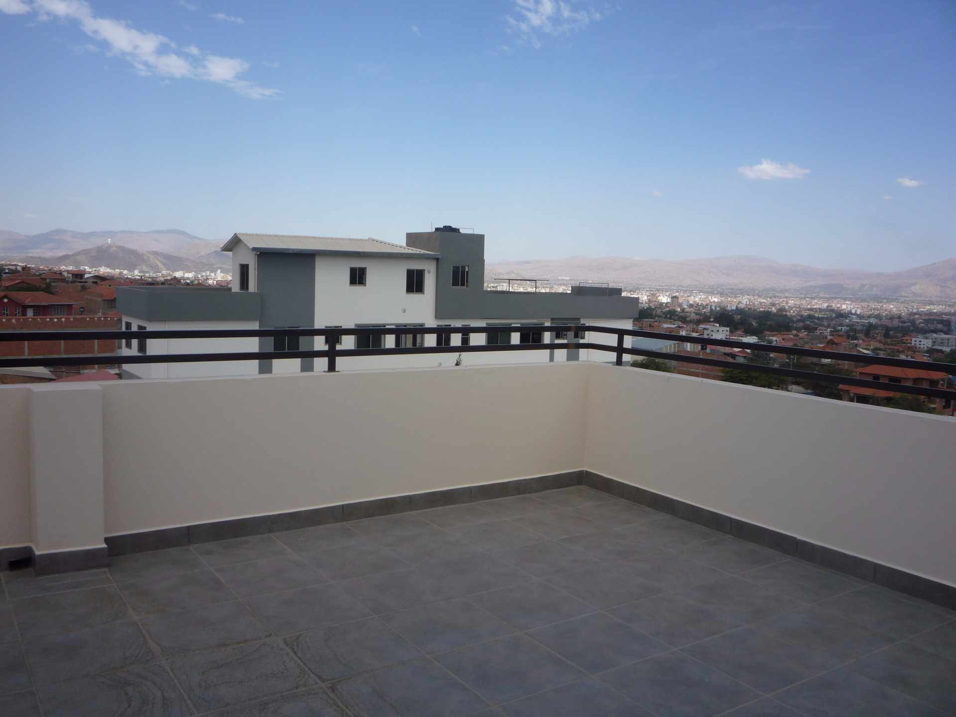 Casa en Tiquipaya en Cochabamba 3 dormitorios 4 baños 2 parqueos Foto 8