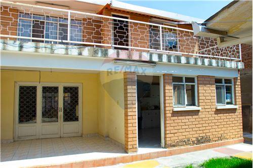 Casa en Muyurina en Cochabamba 5 dormitorios 2 baños 1 parqueos Foto 7