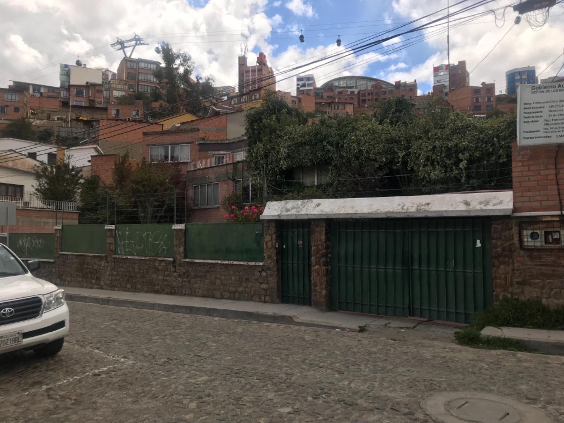 Casa en VentaObrajes calle 1 , a media cuadra de la universidad católica boliviana 7 dormitorios 4 baños 3 parqueos Foto 14
