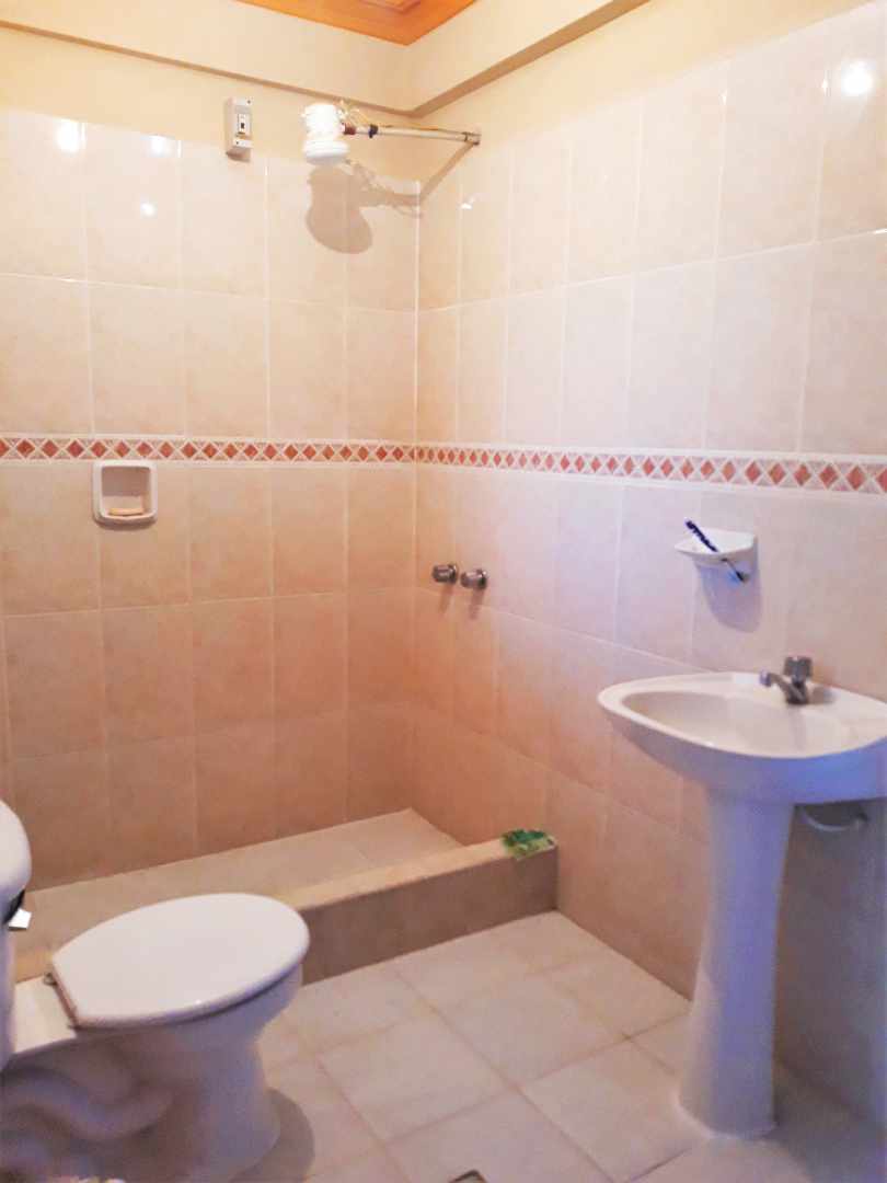 Casa en VentaUbicada en el Barrio Moto Méndez de la ciudad de Tarija. Bloque KP. 9 dormitorios 5 baños 2 parqueos Foto 19