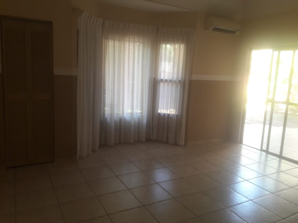 Casa INMOBILIARIA OFRECE: En alquiler casa se-mi amoblado en condominio zona oeste av. Pirai Foto 5