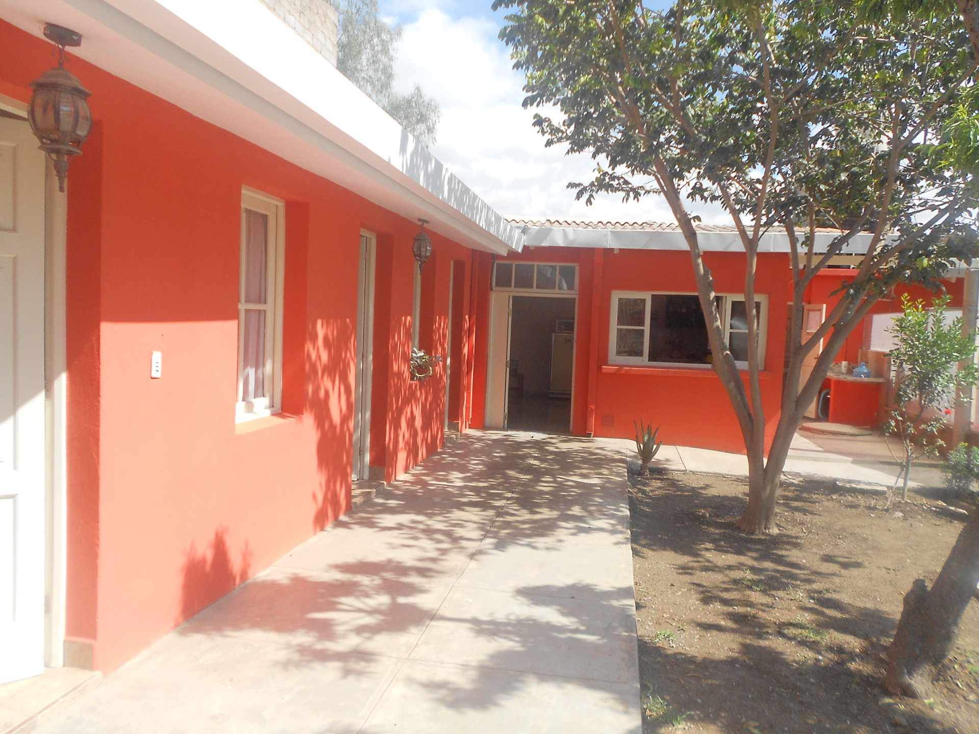 Casa en Quillacollo en Cochabamba 5 dormitorios 3 baños 3 parqueos Foto 1