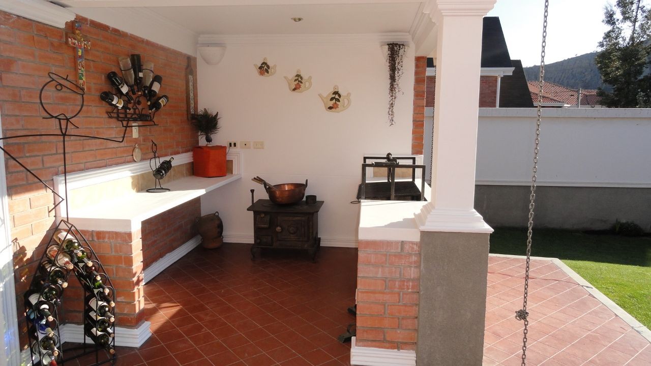 Casa en Achumani en La Paz 3 dormitorios 3 baños 4 parqueos Foto 4