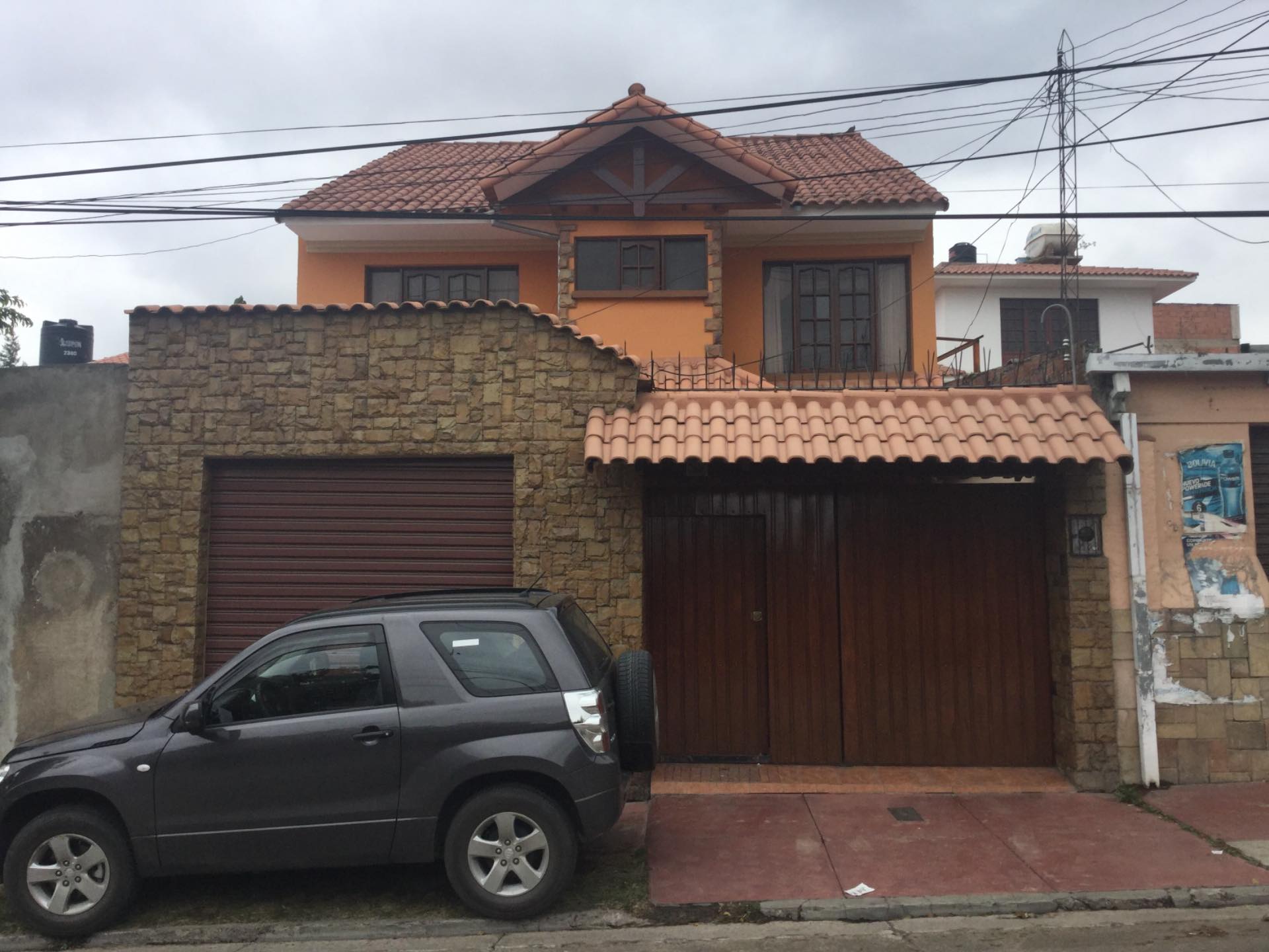 Casa en Cala Cala en Cochabamba 4 dormitorios 3 baños 3 parqueos Foto 1