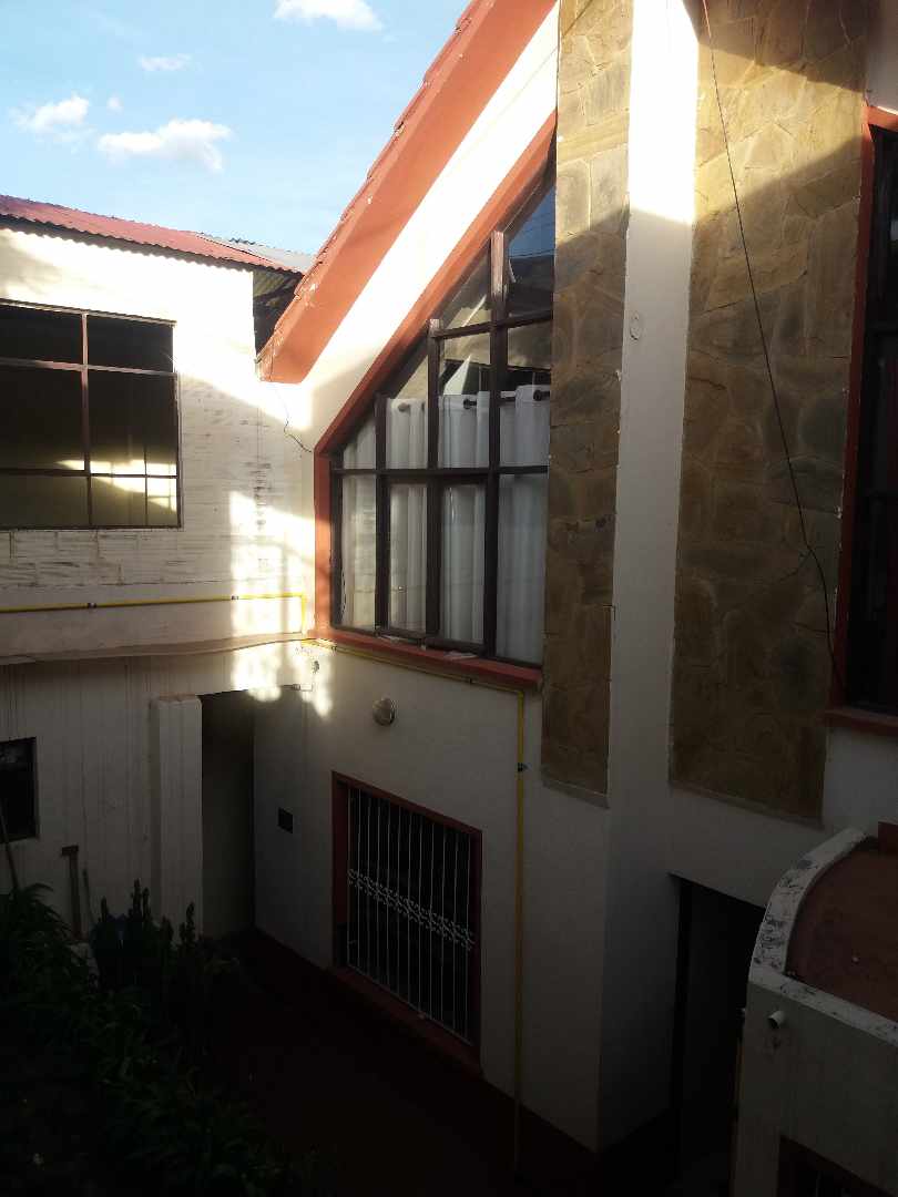 Casa en Aranjuez en Cochabamba 8 dormitorios 4 baños 3 parqueos Foto 1