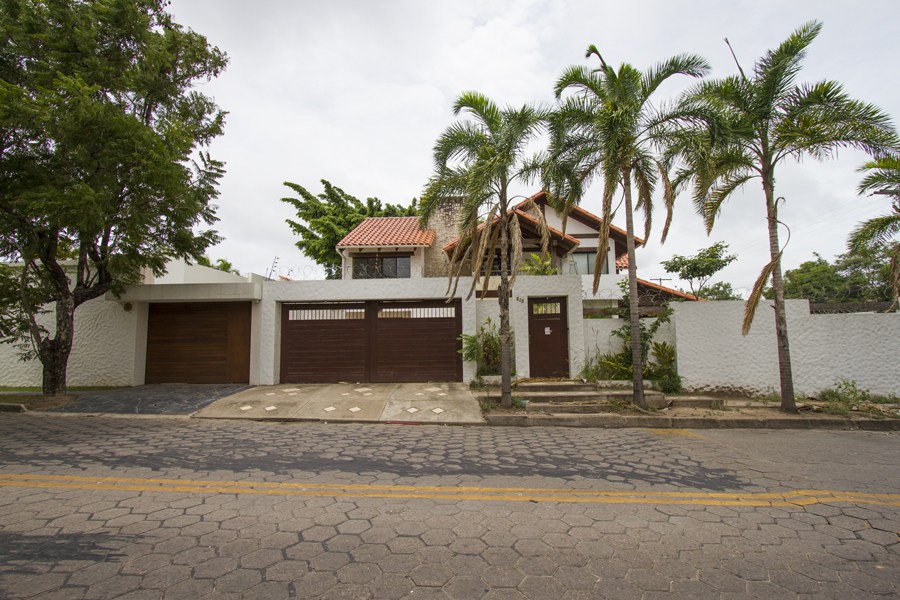 Casa en VentaSanta Cruz de la Sierra, Bolivia 5 dormitorios 6 baños 4 parqueos Foto 1