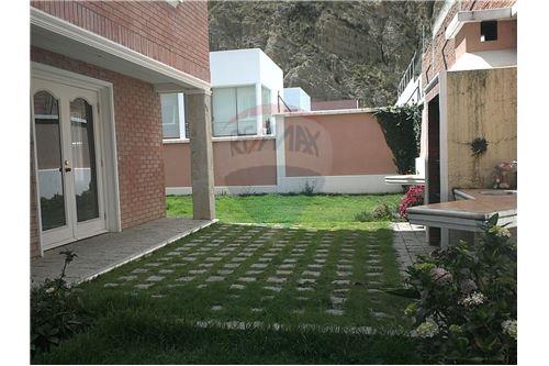Casa en Achumani en La Paz 4 dormitorios 4 baños 1 parqueos Foto 10