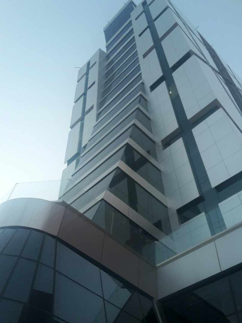 Oficina en AlquilerTorre de Negocios ALAS piso 8, Equipetrol Norte  Centro Empresarial Equipetrol. Av. Las Ramblas esquina los Cedros. Foto 2