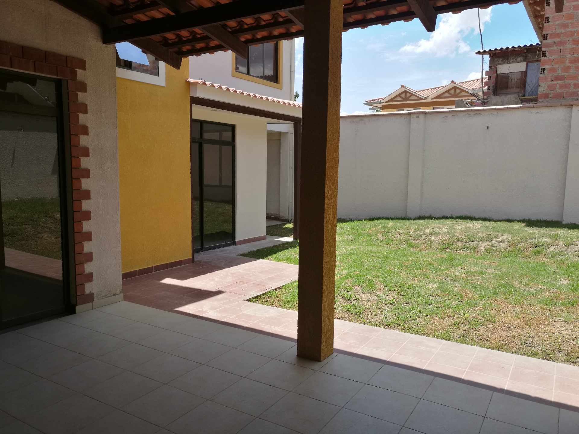 Casa en Venta5 cuadras al norte de la Universidad Udabol km 8 a sacaba urbanización Guadalupe 3 dormitorios 4 baños 3 parqueos Foto 7