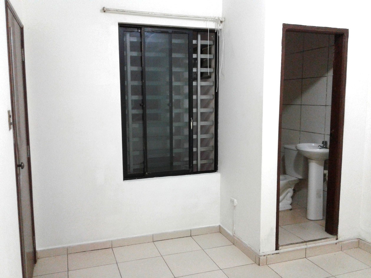 Habitación en AlquilerPequeña habitación con baño privado 1° anillo cerca UAGRM Bs. 800 Foto 1
