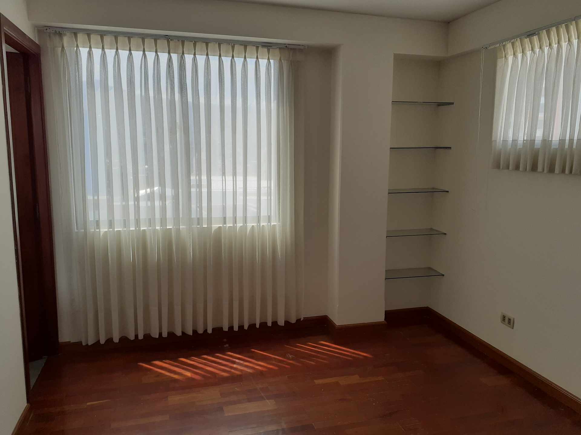 Departamento en AlquilerBelisario Salinas, zona Sopocachi cerca a la plaza avaroa 2 dormitorios 3 baños  Foto 1