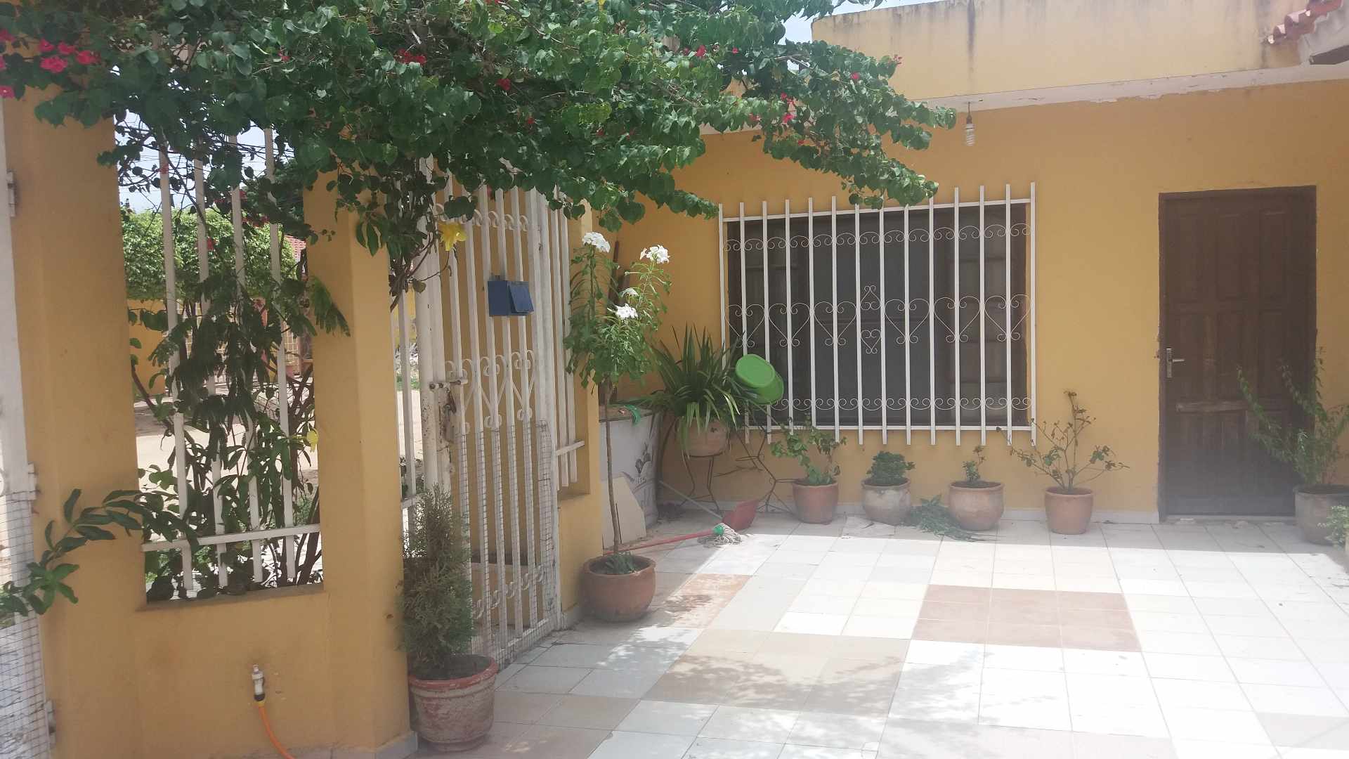 Casa en Entre 6to y 7mo anillo Sur en Santa Cruz de la Sierra  5 baños 2 parqueos Foto 9