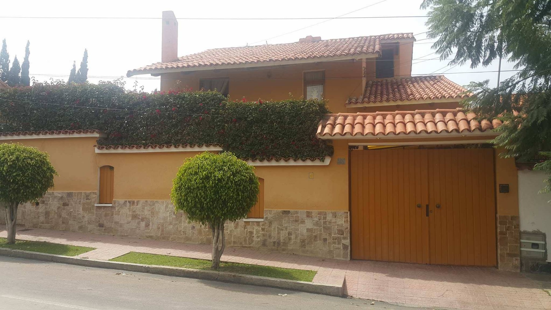 Casa en Aranjuez en Cochabamba 4 dormitorios 3 baños 2 parqueos Foto 2