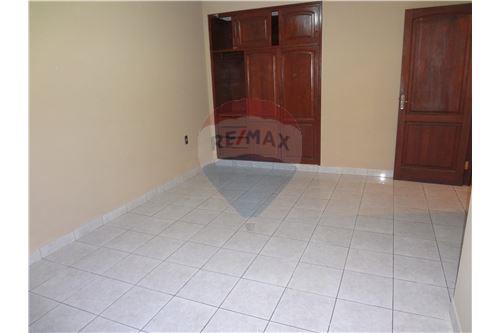Departamento en Centro en Tarija 5 dormitorios 2 baños  Foto 15