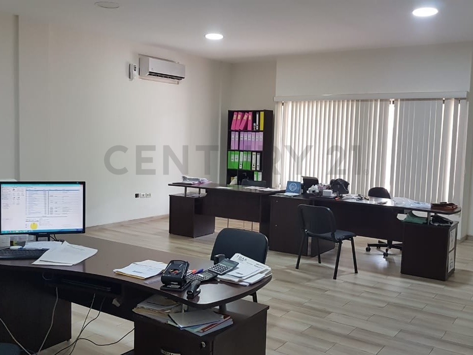 Oficina en AlquilerDirección: 6to anillo Av Pirai 
Zona: 
Municipio: Sur
Departamento: Santa Cruz
País: Bolivia Foto 9