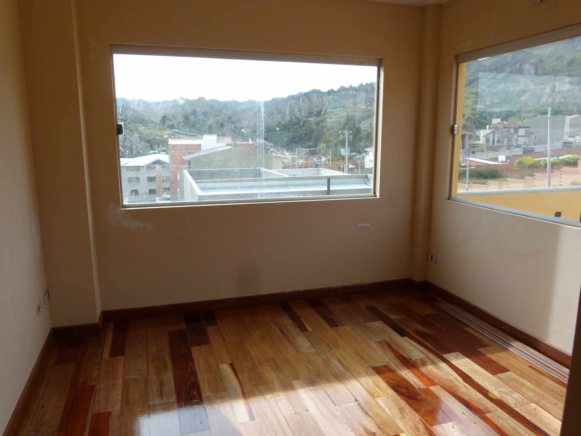 Casa en Achumani en La Paz 4 dormitorios 5 baños 4 parqueos Foto 2