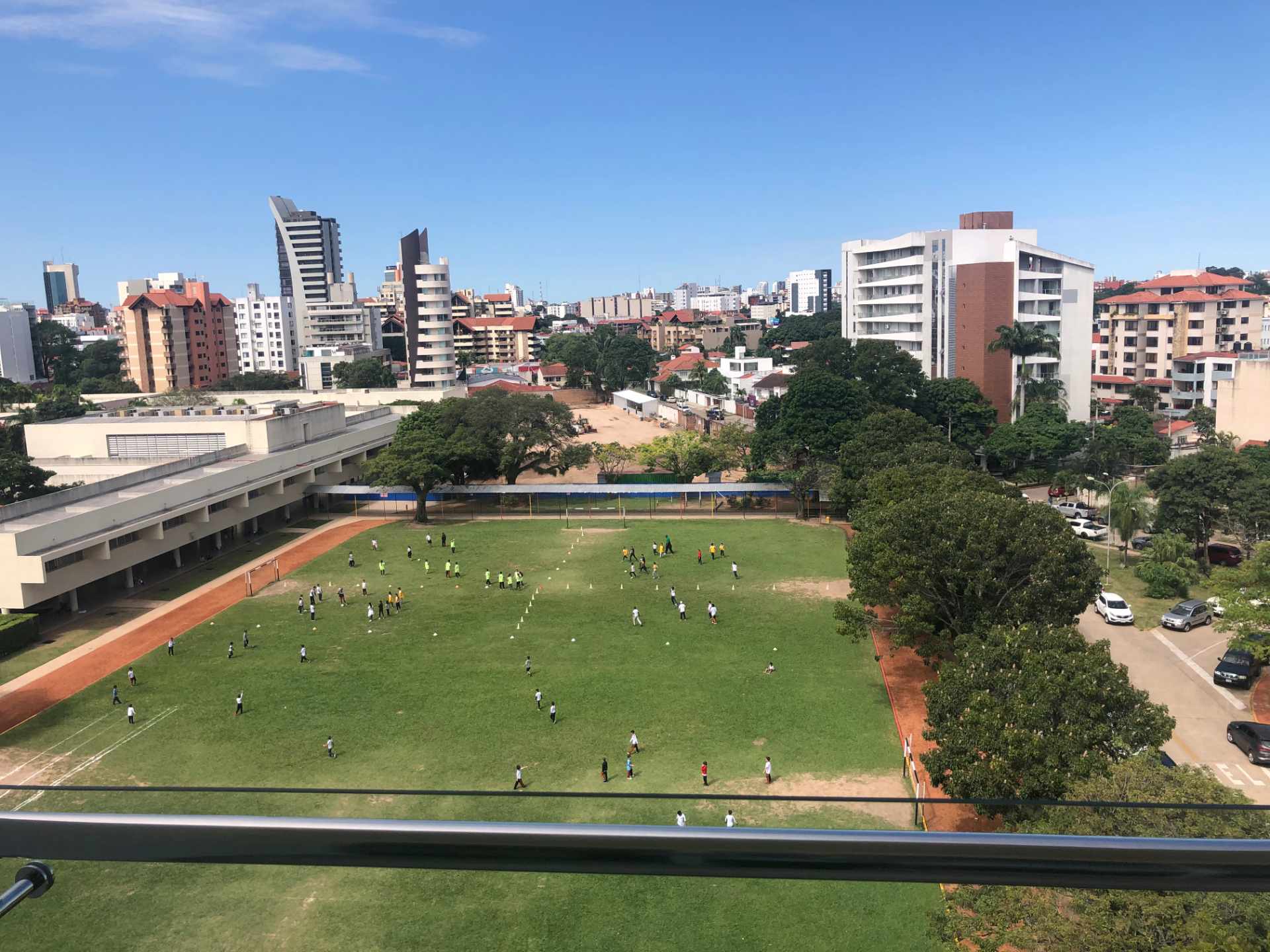 Departamento Condominio Condado 4 [Equipetrol, a lado del Colegio Alemán], Departamento a estrenar de lujo en alquiler de 2 suites + 1 parqueo techado. [1000$us., expensas incluidas] Foto 6