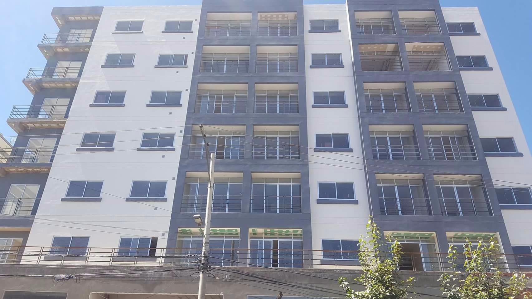 Departamento en Cota Cota en La Paz 3 dormitorios 3 baños 1 parqueos Foto 1