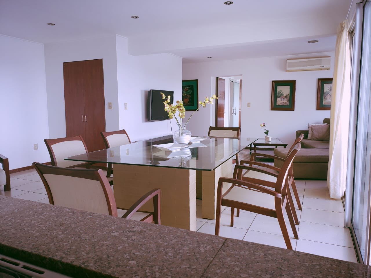 Departamento en AlquilerCondominio Gardenia Torre Norte [Av. Beni y 4to. Anillo, Zona Parque Los Mangales 2], Departamento amoblado en alquiler de 2 suites + escritorio y dependencias con 2 parqueos techados y baulera. [1000$us., expensas incluidas.] Foto 3