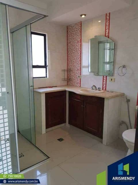 Casa en Entre 5to y 6to anillo Norte en Santa Cruz de la Sierra 4 dormitorios 6 baños 4 parqueos Foto 6