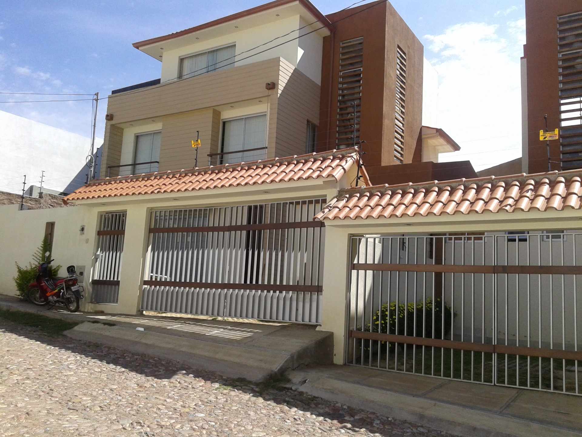Casa en Alquiler
Cochabamba Av.  Circunvalación arriba subir pasando la Av.  4 dormitorios 3 baños 2 parqueos Foto 3