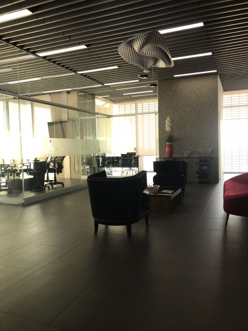 Oficina en Equipetrol en Santa Cruz de la Sierra 2 dormitorios 2 baños 2 parqueos Foto 3