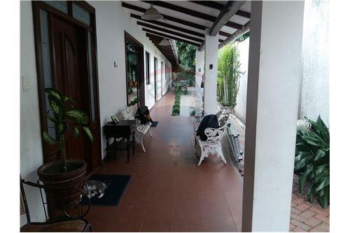 Local comercial en AlquilerShopping del Disfraz, Calle Ballivián #567 entre C Foto 6