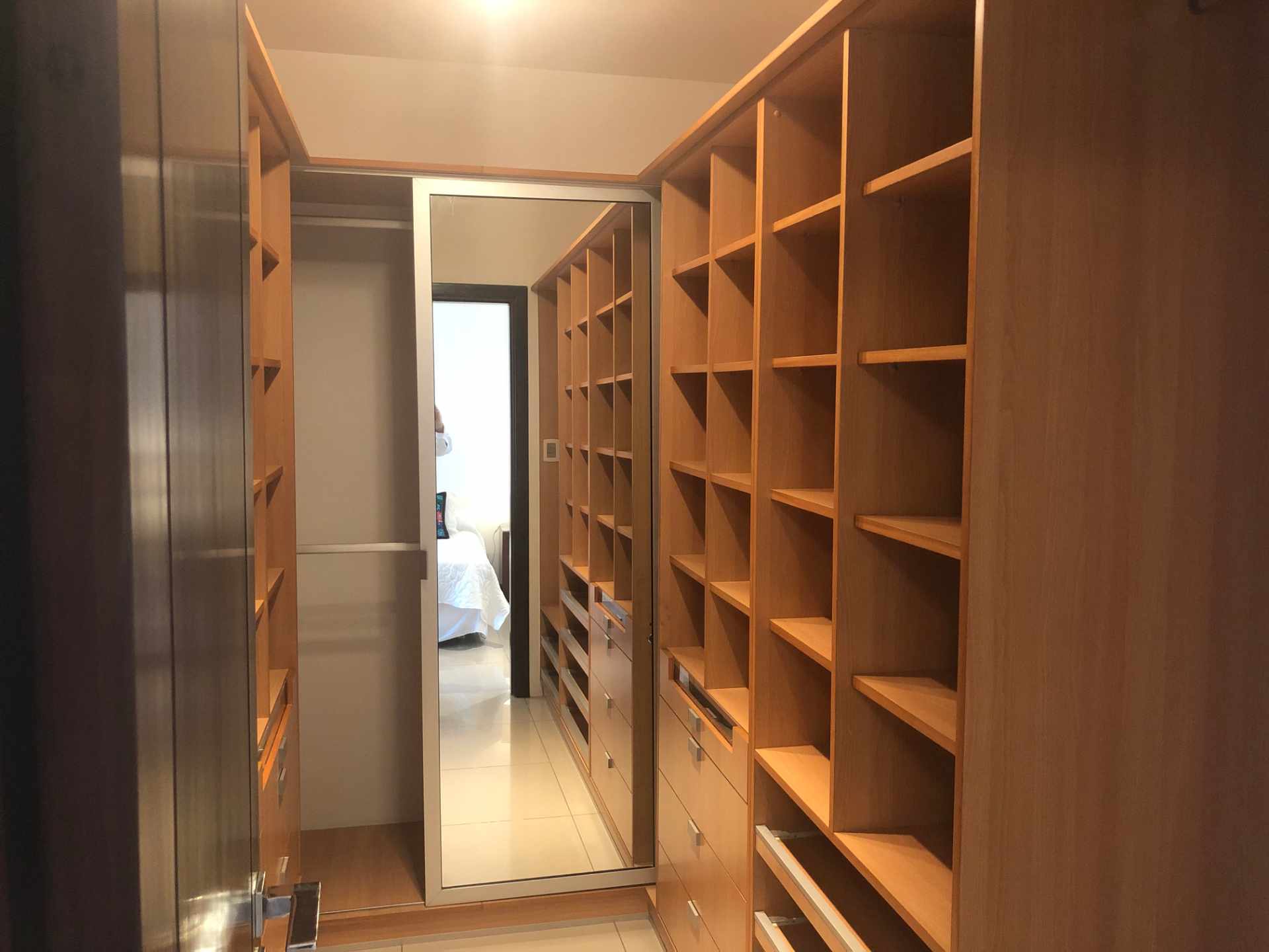Casa Condominio Ciudad Real [Av. Busch, 3er. Anillo Interno], Penthouse amoblado en alquiler de 3 plantas, 3 dormitorios, dependencias y 2 parqueos techados. [1600$us., expensas incluidas]  Foto 17