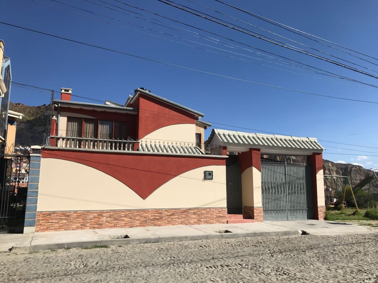 Casa en Cota Cota en La Paz 3 dormitorios 4 baños 3 parqueos Foto 1