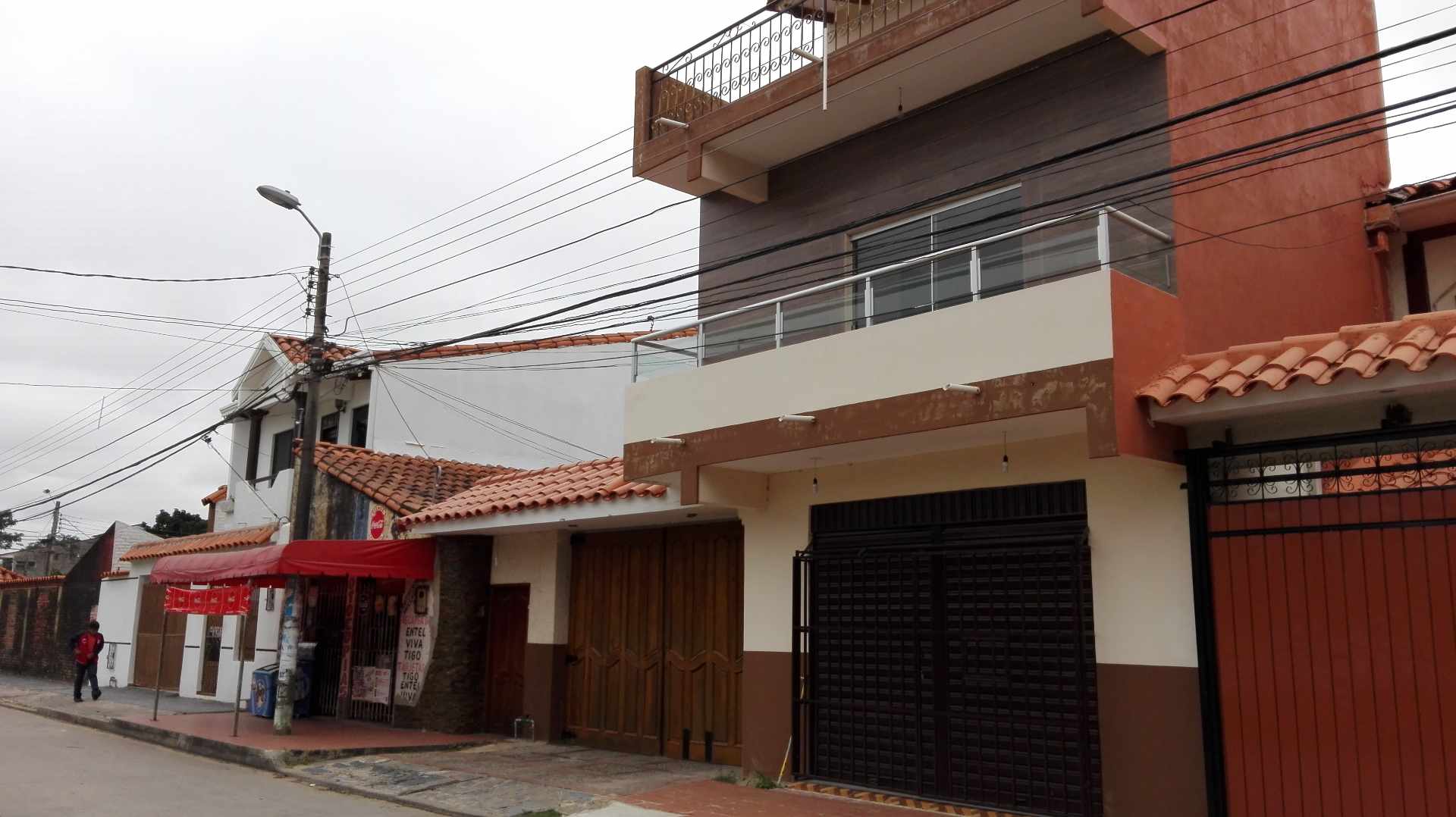 Casa Barrio Foianini, entre AV. 3 pasos al frente y AV. Carmelo Ortiz, entre 3er y 4to anillo. Foto 1