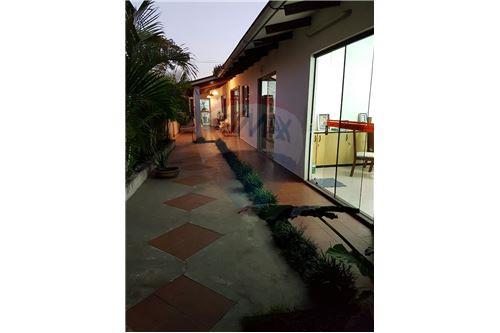 Local comercial en AlquilerShopping del Disfraz, Calle Ballivián #567 entre C Foto 9