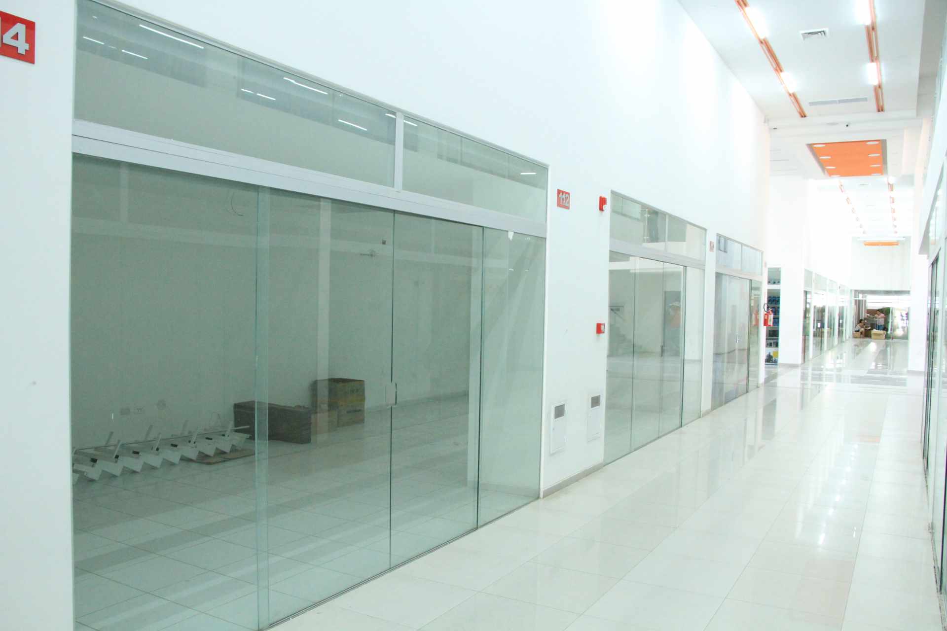 Local comercial en VentaCentro Comercial CIUDAD INDANA, 3er anillo Av. Pirai  4 baños  Foto 4