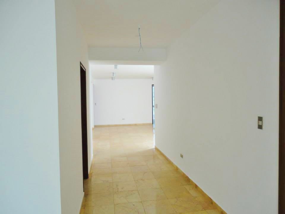 Departamento Muy Amplio Dpto de 3 Dormitorios en Anticretico, ubicado en B/ Las palmas 4to anillo (226 m²) Foto 2
