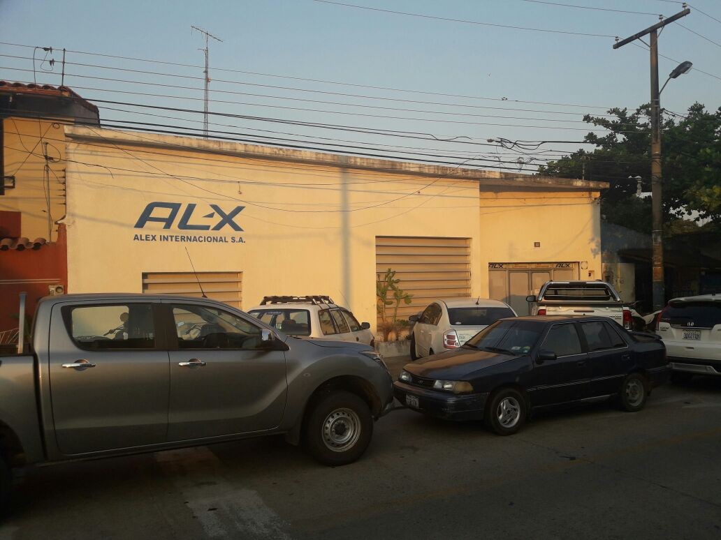 Local comercial en VentaCalle 6 Nro 2225 Av. Paragua entre 2do y 3er Anillo  4 baños  Foto 6