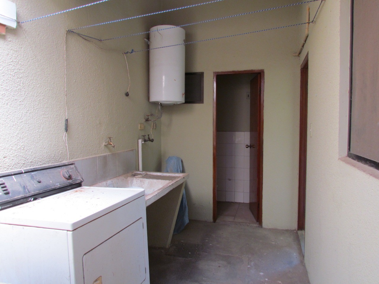 Casa en Entre 4to y 5to anillo Sur en Santa Cruz de la Sierra 4 dormitorios 4 baños 2 parqueos Foto 9