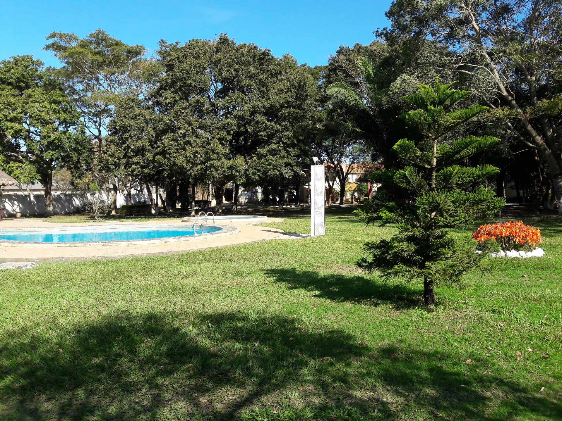 Casa en AlquilerCONDOMINIO SIERRA ALTA 
AV. VIRGEN DE COTOCA 8º ANILLO (2 CUADRAS DE LA AVENIDA) 3 dormitorios 2 baños 2 parqueos Foto 6