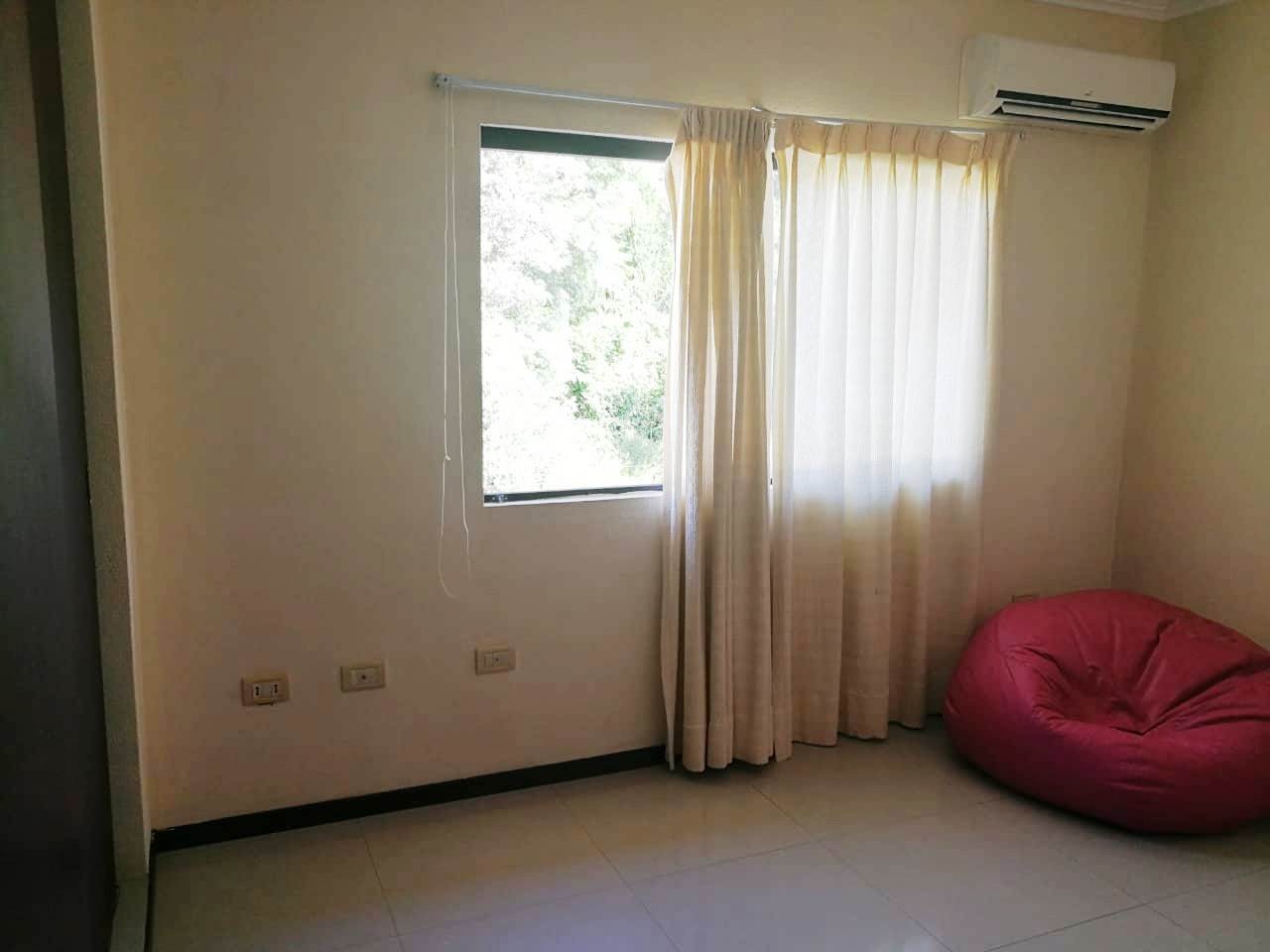 Casa en Alquiler8vo anillo casi Ave. Banzer 3 dormitorios 2 baños 2 parqueos Foto 4